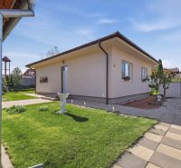 EXKLUZÍVNE 3-izbový rodinný dom v obci Moravské Kračany - Rodinný dom v Kostolných Kračanoch s udržiavanou záhradou a vonkajšou dlažbou.