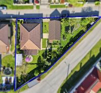 EXKLUZÍVNE 3-izbový rodinný dom v obci Moravské Kračany - Rodinný dom s dvorom a záhradou v Kostolných Kračanoch, viditeľný zo vzduchu.