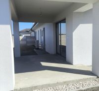 Moderný 4-izbový rodinný dom (dvojdom) v obci Vrakúň - Vchod do rodinného domu vo Vrakúni s betónovou terasou a štrkom.