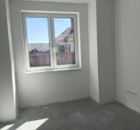 Moderný 4-izbový rodinný dom (dvojdom) v obci Vrakúň - Prázdna miestnosť s betónovou podlahou a veľkým oknom v rodinnom dome.