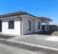 Moderný 4-izbový rodinný dom (dvojdom) v obci Vrakúň - Rodinný dom vo Vrakúni s bielou fasádou a šikmou strechou.
