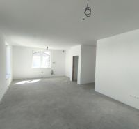 Moderný 4-izbový rodinný dom (dvojdom) v obci Vrakúň - Priestranná miestnosť v rodinnom dome s betónovou podlahou a bielymi stenami.