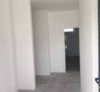 Moderný 4-izbový rodinný dom (dvojdom) v obci Vrakúň - Biele steny v priestrannej chodbe rodinného domu s betónovou podlahou.
