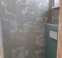 Moderný 4-izbový rodinný dom (dvojdom) v obci Vrakúň - Nedokončená kúpeľňa v rodinnom dome so surovými stenami a inštaláciou.