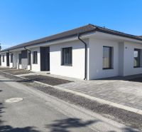 Moderný 4-izbový rodinný dom (dvojdom) v obci Vrakúň - Rodinný dom vo Vrakúni s bielou fasádou, dlažbou a pripraveným terénom pre záhradu.