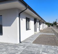Moderný 4-izbový rodinný dom (dvojdom) v obci Vrakúň - Rodinný dom vo Vrakúni s výrazným chodníkom z dlažby a modrou oblohou.
