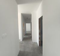 Moderný 4-izbový rodinný dom (dvojdom) v obci Vrakúň - Biela chodba v rodinnom dome s viacerými vstupmi do miestností.