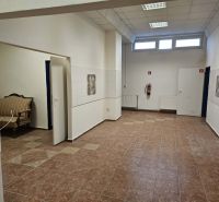 Exkluzívny obchodný priestor na predaj v centre Dunajskej Stredy – ul. - Obchodné priestory s keramickou podlahou a sedením.