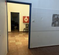 Exkluzívny obchodný priestor na predaj v centre Dunajskej Stredy – ul. - Interiér obchodných priestorov s kachličkami a dlaždicovou podlahou, otvorené dvere.