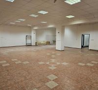Exkluzívny obchodný priestor na predaj v centre Dunajskej Stredy – ul. - Priestranné obchodné priestory s dlažbou a sedením.