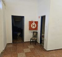 Exkluzívny obchodný priestor na predaj v centre Dunajskej Stredy – ul. - Obchodné priestory s dlažbou, skladacími stoličkami a požiarnou skrinkou.