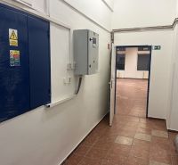 Exkluzívny obchodný priestor na predaj v centre Dunajskej Stredy – ul. - Chodba so skrinkou elektrického zariadenia vedúca do obchodných priestorov s dlažbou.
