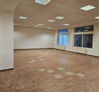 Exkluzívny obchodný priestor na prenájom v centre Dunajskej Stredy – u - Priestranné obchodné priestory s dlažbou a veľkými oknami poskytujú dostatok prirodzeného svetla.