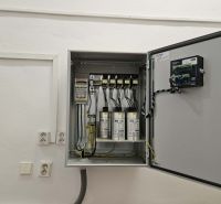 Exkluzívny obchodný priestor na prenájom v centre Dunajskej Stredy – u - Elektroinštalácia v obchodných priestoroch s otvorenou elektrickou skriňou na stene.