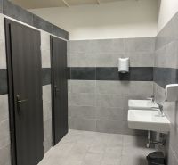 Exkluzívny obchodný priestor na prenájom v centre Dunajskej Stredy – u - Toalety v obchodných priestoroch s umývadlami a dverami na oddelené kabínky.
