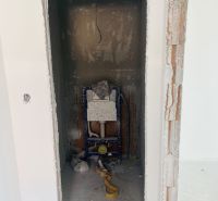Luxusný dvojdom na predaj v obci Michal na Ostrove - Priestor na inštaláciu WC v rodinnom dome s neomietnutými stenami a podlahou.
