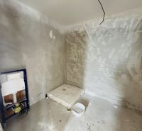 Luxusný dvojdom na predaj v obci Michal na Ostrove - Rozostavaná kúpeľňa v rodinnom dome s prípravou na sanitárne vybavenie.