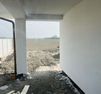 Luxusný dvojdom na predaj v obci Michal na Ostrove - Exteriér rodinného domu v Michale na Ostrove s pohľadom na orané pole.