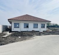 Luxusný dvojdom na predaj v obci Michal na Ostrove - Rodinný dom v Michale na Ostrove s bielou fasádou a šikmou strechou.