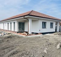 Luxusný dvojdom na predaj v obci Michal na Ostrove - Rodinný dom v Michal na Ostrove počas stavby s bielou fasádou a valbovou strechou.