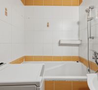 Exkluzívne-4 izbový byt na PREDAJ v Dunajskej Strede - Kúpeľňa s vaňou, umývadlom a práčkou v 4-izbovom byte.