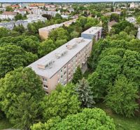 Exkluzívne-4 izbový byt na PREDAJ v Dunajskej Strede - Výhľad na 4-izbový byt obklopený zeleňou v meste Dunajská Streda.