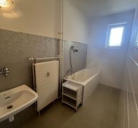 Nová ponuka – 3 izbový byt na predaj v Dunajskej Strede - Kúpeľňa v 3-izbovom byte s vaňou a umývadlom.