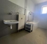 Nová ponuka – 3 izbový byt na predaj v Dunajskej Strede - Kúpeľňa v 3-izbovom byte s umývadlom, vaňou a oknom.