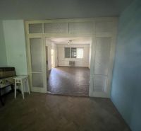 Nová ponuka – 3 izbový byt na predaj v Dunajskej Strede - Izba s podlahou s dreveným dekorom a presklenými dverami v 3-izbovom byte.
