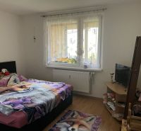 Nová Ponuka! 3 izbový byt na predaj v Dunajskej Strede - Spálňa v 3-izbovom byte s posteľou a podlahou s dreveným dekorom.