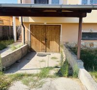 Priestranný rodinný dom s veľkým pozemkom na PREDAJ- Veľké Blahovo - Drevená brána a schody v exteriéri rodinného domu vo Veľkom Blahove.