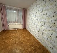 Prenájom 3izbového bytu v srdci Dunajskej Stredy - Detská izba v 3-izbovom byte s kreslenou tapetou a podlahou s dreveným dekorom.