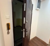 Predaj 3-izbového bytu, Dunajská Streda - Hnedé bezpečnostné dvere s telefónom na chodbe v 3-izbovom byte.