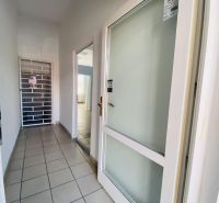 -Na prenájom obchodný priestor 30 m2 v centre mesta Dunajská Streda - Chodba s dlažbou v obchodných priestoroch, presklené dvere, kovová mreža.