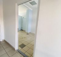 -Na prenájom obchodný priestor 30 m2 v centre mesta Dunajská Streda - Interiér obchodných priestorov s bledomodrými stenami a dlažbou na podlahe.