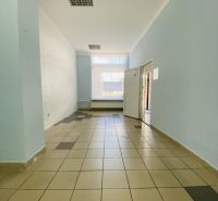 -Na prenájom obchodný priestor 30 m2 v centre mesta Dunajská Streda - Obchodné priestory s dlažbou, svetlomodrými stenami a veľkým oknom pred vstupom.