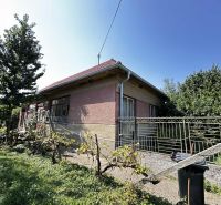 Na predaj starší rodinný dom vhodný na kompletnú prestavbu s  veľkým p - Rodinný dom v Dunajskom Klátove so záhradou, dreveným plotom a rozmanitou vegetáciou.