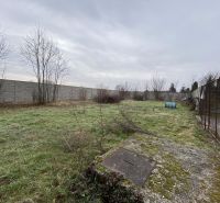 Na predaj stavebný pozemok na stavbu RD v Gabčíkove / 95 000,-EUR - Pozemky - bývanie v Gabčíkove: Neudržiavaná trávnatá plocha obklopená betónovým plotom a oplotením.