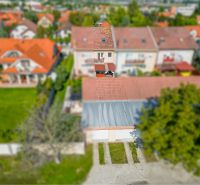 -Na predaj 5 izbový poschodový rodinný dom s 2 garážou v Dunajskej Str - Rodinný dom v Dunajskej Strede s červenou škridlovou strechou a záhradou.