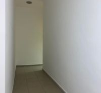 -Na prenájom menší priestor v suteréne  v srdci  mesta Dunajskej Stred - Úzky biely chodbička s dlaždicovou podlahou v kancelárii.