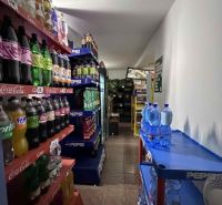 Znížená cena     Predaj – Obchodný priestor v Dunajskej Strede 100 000 - Regály s nápojmi v obchodných priestoroch; pohľad zúženou chodbou.