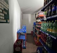 Znížená cena     Predaj – Obchodný priestor v Dunajskej Strede 100 000 - Obchodné priestory s regálmi plnými nealkoholických nápojov a krabicami piva.