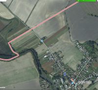 Predám stavebný pozemok v obci Kráľov Brod - Satelitná snímka ukazuje poľnohospodárske pozemky v okolí Kráľovho Brodu vhodné na bývanie.