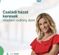 PREDAJ A PRENÁJOM NEHNUTEĽNOSTI V OKRESE DUNAJSKÁ STREDA - Žena v červených šatách ponúka služby realitnej kancelárie A-W Real.