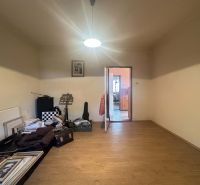 Rodinný dom s veľkým potenciálom v obci Dolný Štál – ideálny na bývani - Izba rodinného domu s podlahou s dreveným dekorom, fotografiou na stene a neporiadkom.