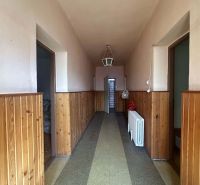 Rodinný dom s veľkým potenciálom v obci Dolný Štál – ideálny na bývani - Chodba v rodinnom dome s dreveným obložením a kachličkovou podlahou.