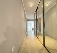 NA  PREDAJ:  VÝRAZNÁ ZĽAVA - Rodinná vila vedľa mesta Dunajská Streda - Chodba v rodinnom dome s dlažbou a vstavanou skriňou s posuvnými dverami.