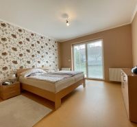 NA  PREDAJ:  VÝRAZNÁ ZĽAVA - Rodinná vila vedľa mesta Dunajská Streda - Spálňa v rodinnom dome s florálnou tapetou a veľkými oknami na terasu.