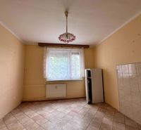 REZERVOVANÉ   NOVÁ CENA !!!!  108000,-EUR  NA PREDAJ EXKLUZÍVNE  : 1  - Izba s dlažbou, jasnými stenami, radiatorom a závesným svietidlom.