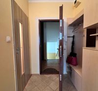 REZERVOVANÉ   NOVÁ CENA !!!!  108000,-EUR  NA PREDAJ EXKLUZÍVNE  : 1  - Predsieň v 1-izbovom byte so vstavanými skrinkami a otvorenými dverami.